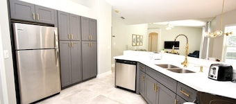 Greater Groves - 5 Bedrooms House w/pool-5202GG Home by RedAwning