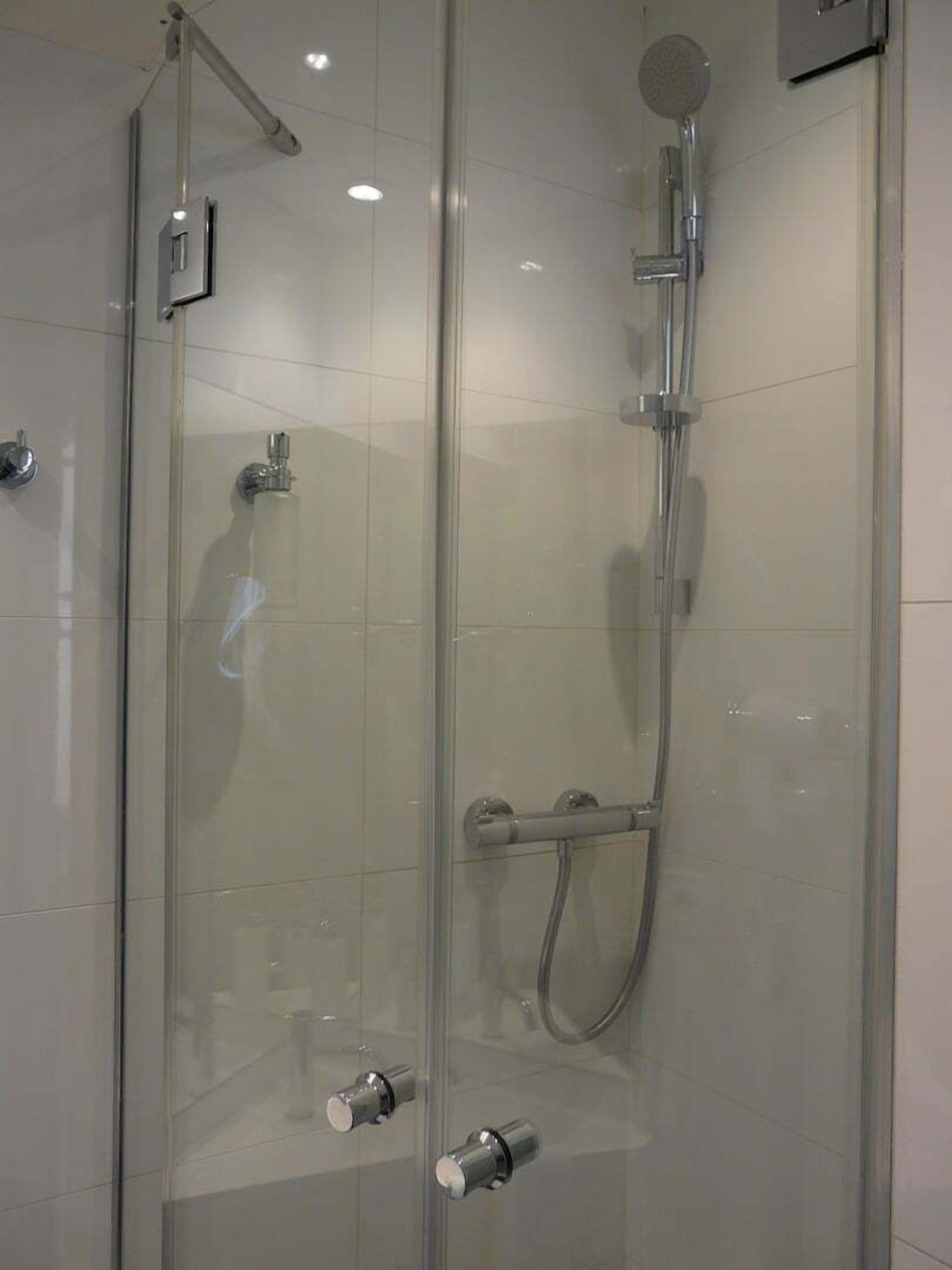 Douche, articles de toilette gratuits, sèche-cheveux