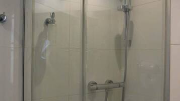 Douche, articles de toilette gratuits, sĂšche-cheveux