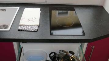 Een koelkast, een microgolfoven, een vaatwasser