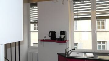 Een koelkast, een microgolfoven, een vaatwasser