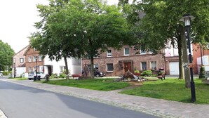 A residential street with brick houses, a paved road, and a sidewalk. - Nice apartment on the ground floor for 2 persons (Höxter (Lüchtringen))