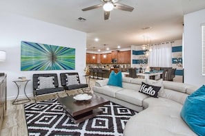 House, 6 Bedrooms | Living room | TV, DVD player