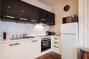 Kühlschrank, Mikrowelle, Ofen, Geschirrspüler