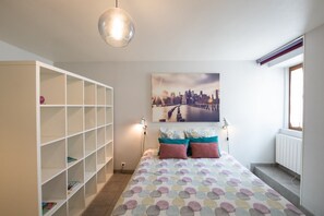 1 bedroom, iron/ironing board, internet, bed sheets
