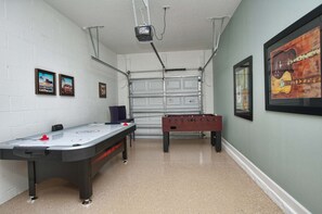 Ein Zimmer mit Tischfußball, Billardtisch und Pongtisch.