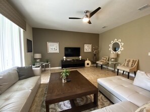 Talo, 6 makuuhuonetta | Olohuone | Taulutelevisio