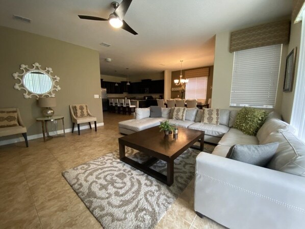 Talo, 6 makuuhuonetta | Olohuone | Taulutelevisio