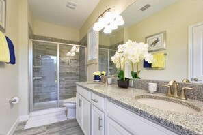 House, 5 Bedrooms | Bathroom | Hair dryer, towels, soap, toilet paper