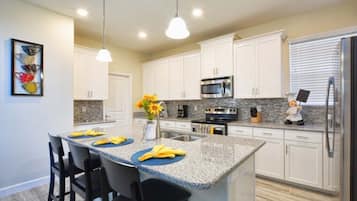 House, 5 Bedrooms | Private kitchen | Dishwasher