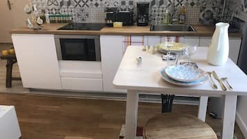 Een koelkast, een microgolfoven, een oven, een vaatwasser