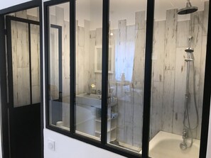 Douche, séchoir à cheveux, serviettes fournies