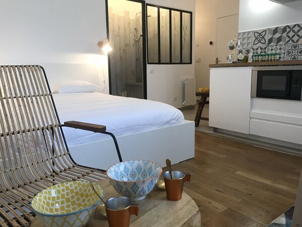 1 bedroom, iron/ironing board, internet, bed sheets