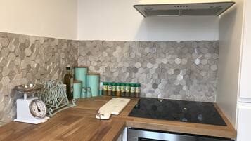 Een koelkast, een microgolfoven, een vaatwasser