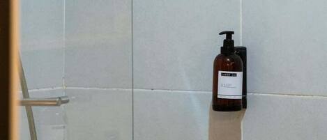 Douche, sĂšche-cheveux, serviettes fournies