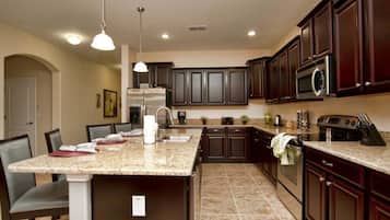House, 6 Bedrooms | Private kitchen