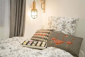 Iron/ironing board, Internet, bed sheets