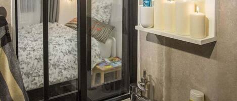 Iron/ironing board, Internet, bed sheets