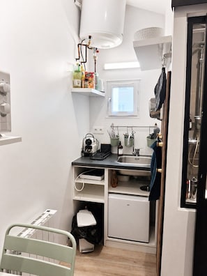 Coffee/tea maker, fridge, microwave, toaster