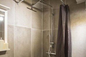 Ducha, secador de pelo, toallas