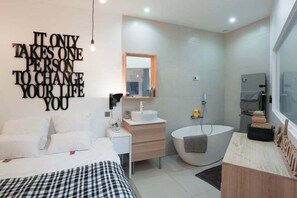 Bathtub, free toiletries, hair dryer, towels