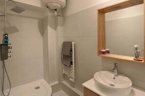 Articles de toilette gratuits, sĂšche-cheveux, serviettes fournies