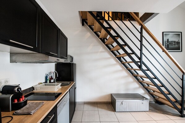 Een koelkast, een microgolfoven, een oven, een vaatwasser