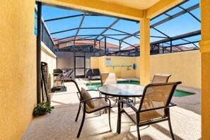 A covered outdoor area with a pool, seating, and a grill. - Paradise Palms- 4 Bed Townhome W/splashpool-3057pp 4 Bedroom Townhouse by RedAwning (Kissimmee)