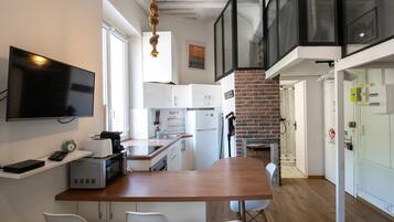 Réfrigérateur, micro-ondes, four, cafetière/bouilloire