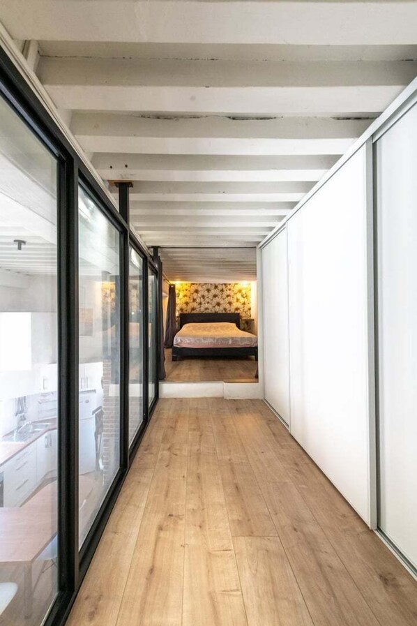 1 slaapkamer, een strijkplank/strijkijzer, internet, beddengoed