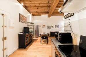 Kühlschrank, Mikrowelle, Ofen, Geschirrspüler