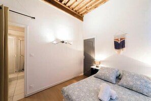 1 habitación, tabla de planchar con plancha, internet y ropa de cama 