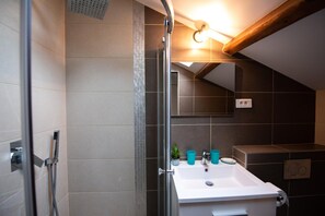 Shower, hair dryer, towels - Le Felix - Lovely atypical 4 pers- air conditioner (Lyon)