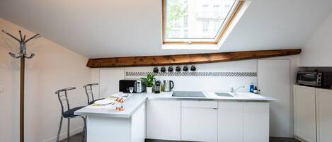 Fridge, microwave, oven, coffee/tea maker