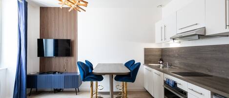 Réfrigérateur, micro-ondes, four, lave-vaisselle