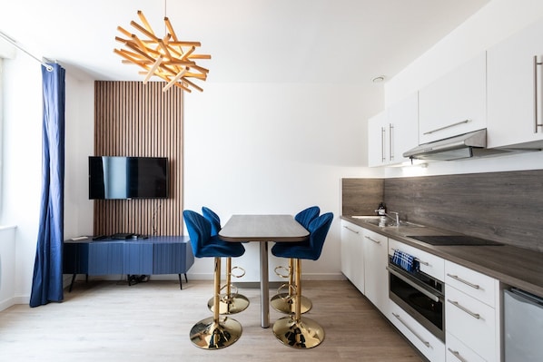 Kühlschrank, Mikrowelle, Ofen, Geschirrspüler
