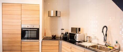 Fridge, microwave, oven, coffee/tea maker