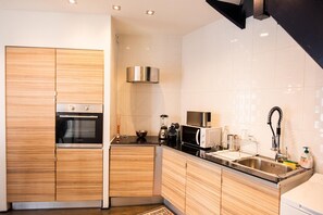 Fridge, microwave, oven, coffee/tea maker