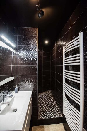 Dusche, Haartrockner, Handtücher