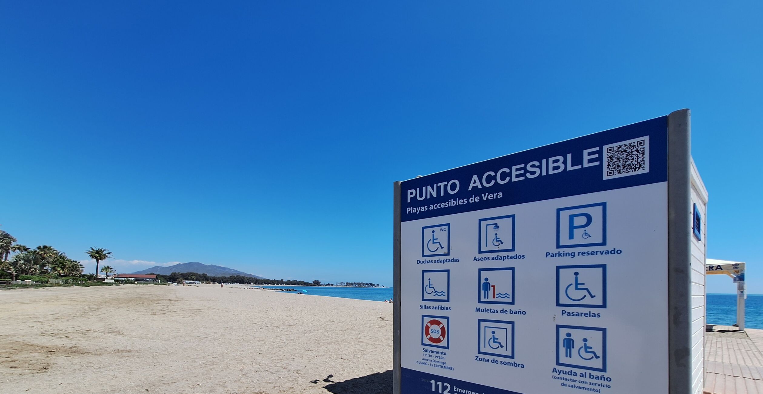 Segnaletica che illustra i servizi balneari accessibili, tra cui docce adattate, servizi igienici accessibili e un'area SOS dedicata.