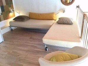 1 chambre, bureau, fer et planche à repasser, accès Internet