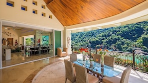 Villa, varias habitaciones, para fumadores, alberca privada | Restaurante al aire libre