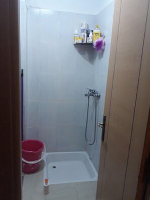 Apartment, 2 Schlafzimmer, Raucher, Balkon | Dusche im Bad