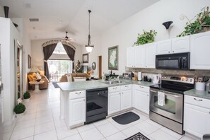 House, 4 Bedrooms | Private kitchen