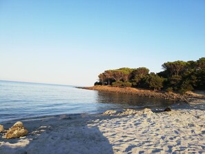 På stranden