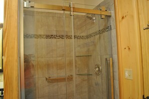 Douche, séchoir à cheveux, serviettes fournies, savon
