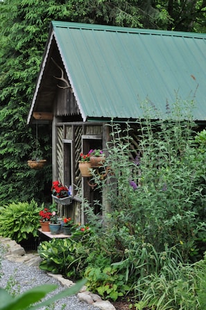 Property grounds - 1850s log cabin 1 mile to downtown Weaverville 15% discount 7 days or more (Weaverville)