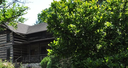 1850s log cabin 1 mile to downtown Weaverville 15% discount 7 days or more