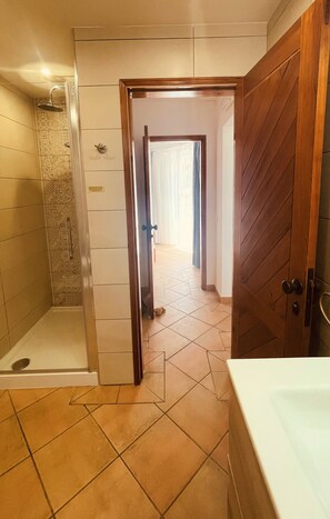 Shower, hair dryer, towels, shampoo