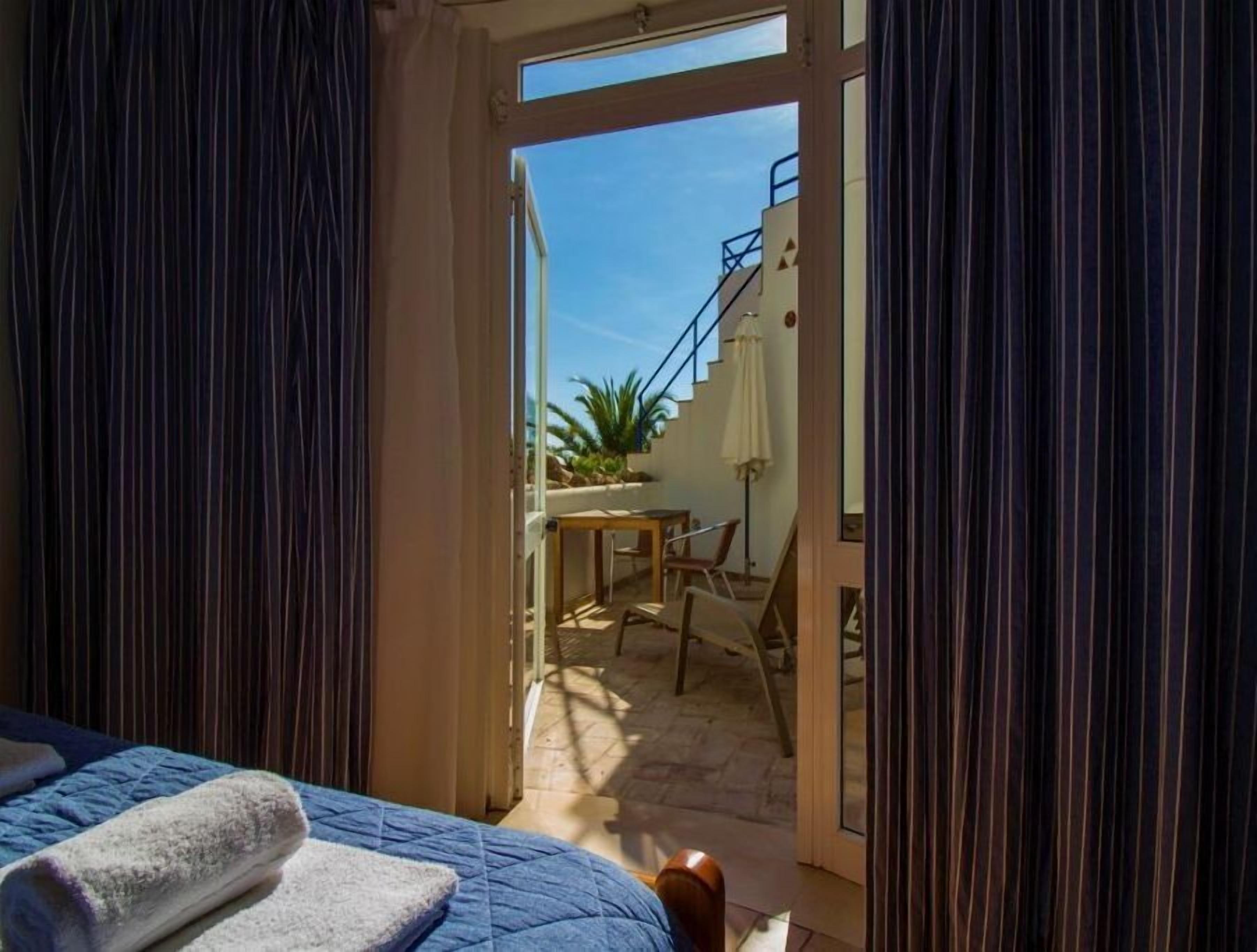 1 dormitorio, caja fuerte, tabla de planchar con plancha y cuna de viaje